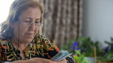 Συνταξιούχοι:-Από-250-σε-300-ευρώ-η-ενίσχυση,-διευρύνονται-οι-δικαιούχοι