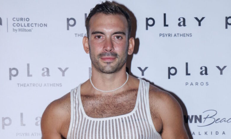 Ιάσονας-Μανδηλάς:-Όταν-ο-μπαμπάς-μου-έμαθε-για-την-πρόταση-γάμου-στον-σύντροφό-μου-πήρε-σαμπάνια