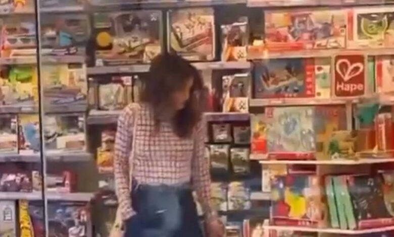 Βασίλισσα-Ράνια-της-Ιορδανίας:-Πανέμορφη-και-πάντα-κομψή-ψωνίζει-παιχνίδια-για-τα-εγγόνια-της-στο-Αμμάν