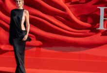 Η-Κιάρα-Φεράνι-με-άκρως-αποκαλυπτικό-σατέν-φόρεμα-στο-κόκκινο-χαλί-της-ταινίας-«Ο-Διάβολος-φοράει-prada-2»