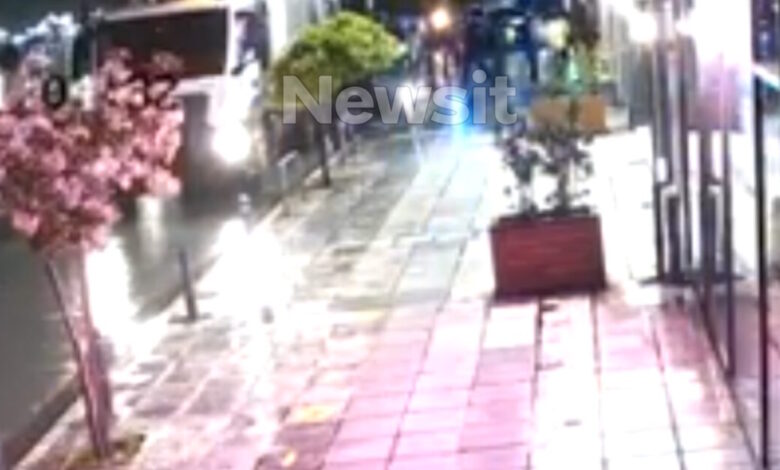 Θεσσαλονίκη:-Η-στιγμή-που-οι-υπάλληλοι-της-καθαριότητας-σώζουν-τον-άστεγο-πριν-πέσει-στην-πρέσα-του-απορριμματοφόρου