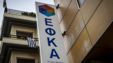 Καλλιθέα:-Εμπρηστική-επίθεση-με-γκαζάκια-στα-γραφεία-του-ΕΦΚΑ-–-Ζημιές-στην-είσοδο-του-κτιρίου