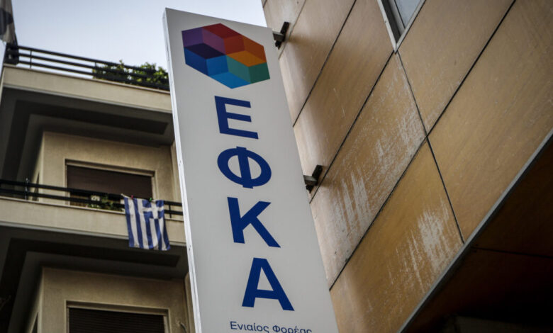 Καλλιθέα:-Εμπρηστική-επίθεση-με-γκαζάκια-στα-γραφεία-του-ΕΦΚΑ-–-Ζημιές-στην-είσοδο-του-κτιρίου