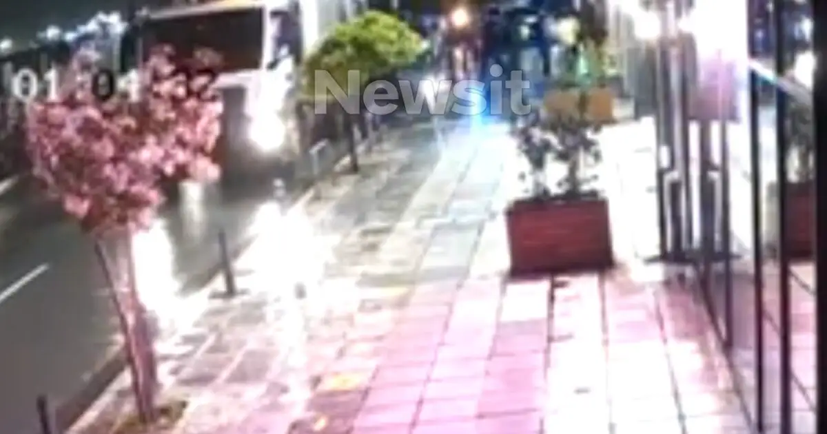 Θεσσαλονίκη:-Η-στιγμή-που-οι-υπάλληλοι-της-καθαριότητας-σώζουν-τον-άστεγο-πριν-πέσει-στην-πρέσα-του-απορριμματοφόρου