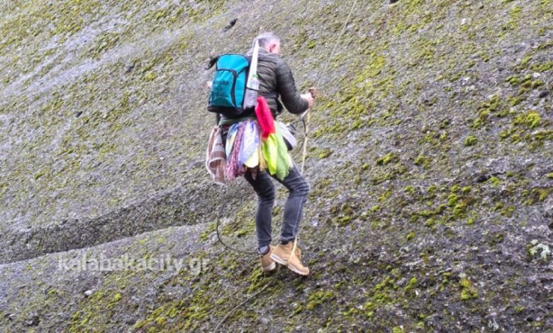 Καστράκι:-aναβίωσε-το-έθιμο-με-το-κρέμασμα-των-μαντηλιών-στον-Άη-Γιώργη-τον-Μαντηλά