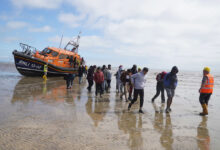 Βρετανία-Γαλλία:-Συμφωνία-900-εκατ.-δολαρίων-για-τις-μεταναστευτικές-ροές-στη-Μάγχη
