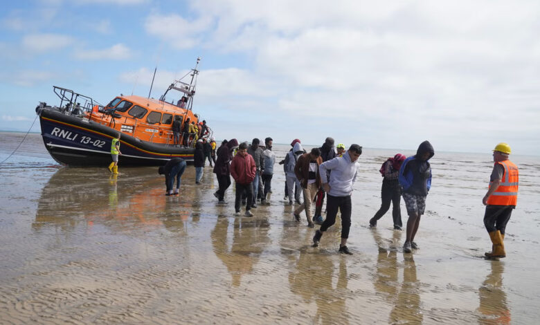 Βρετανία-Γαλλία:-Συμφωνία-900-εκατ.-δολαρίων-για-τις-μεταναστευτικές-ροές-στη-Μάγχη