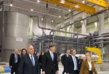 Παπαθανάσης:-Επίσκεψη-με-Ντομπρόβσκις-στα-Οινόφυτα-–-Επένδυση-άνω-των-100-εκατ.-για-«πράσινο»-χαρτί