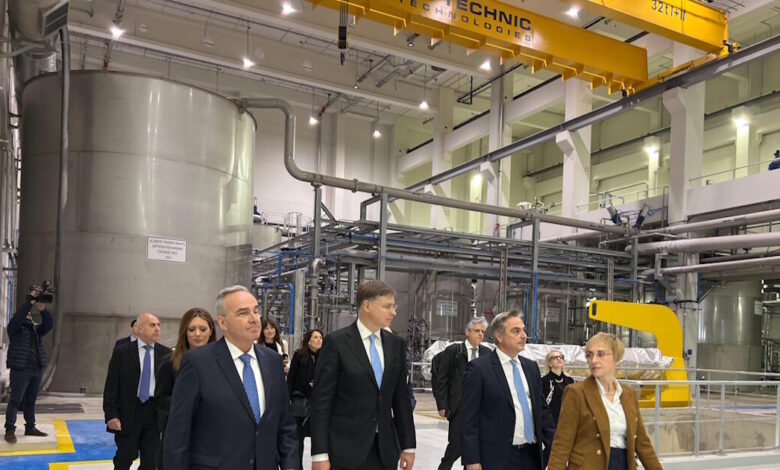 Παπαθανάσης:-Επίσκεψη-με-Ντομπρόβσκις-στα-Οινόφυτα-–-Επένδυση-άνω-των-100-εκατ.-για-«πράσινο»-χαρτί