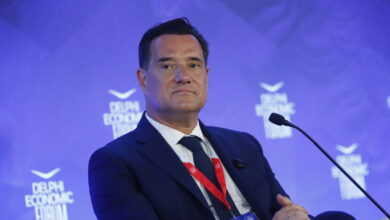 Γεωργιάδης-με-αιχμές-κατά-Κοβέσι-από-το-Φόρουμ-των-Δελφών:-«Όσο-μας-επιτρέπει,-έχουμε-ακόμη-Δημοκρατία»