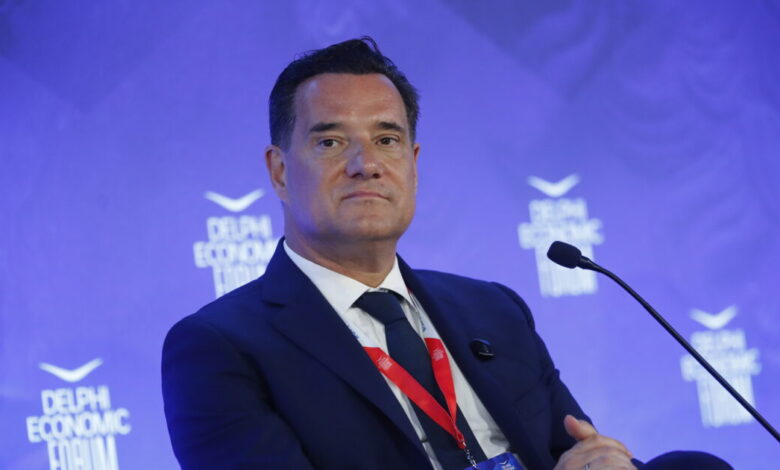 Γεωργιάδης-με-αιχμές-κατά-Κοβέσι-από-το-Φόρουμ-των-Δελφών:-«Όσο-μας-επιτρέπει,-έχουμε-ακόμη-Δημοκρατία»