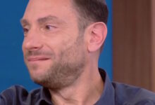 Ο-γιος-του-Μανώλη-Μητσιά-δάκρυσε-on-air-μιλώντας-για-τον-τραγουδιστή:-«Εγώ-είμαι-ο-μεγαλύτερος-φαν-του»