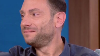 Ο-γιος-του-Μανώλη-Μητσιά-δάκρυσε-on-air-μιλώντας-για-τον-τραγουδιστή:-«Εγώ-είμαι-ο-μεγαλύτερος-φαν-του»
