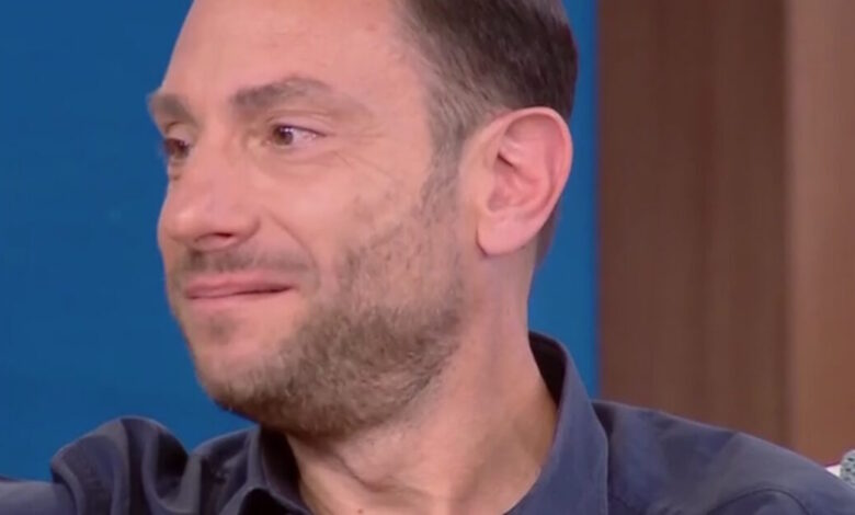Ο-γιος-του-Μανώλη-Μητσιά-δάκρυσε-on-air-μιλώντας-για-τον-τραγουδιστή:-«Εγώ-είμαι-ο-μεγαλύτερος-φαν-του»