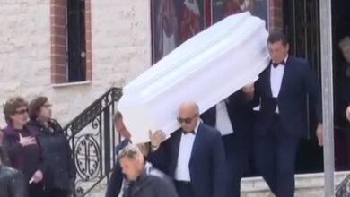 Άγιος-Δημήτριος:-Ράγισαν-καρδιές-στην-κηδεία-του-27χρονου-που-δολοφονήθηκε-στο-Πάρκο-Ασυρμάτου-–-Τραγικές-φιγούρες-οι-γονείς-του