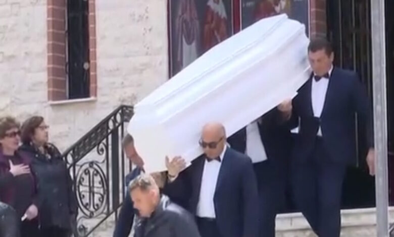 Άγιος-Δημήτριος:-Ράγισαν-καρδιές-στην-κηδεία-του-27χρονου-που-δολοφονήθηκε-στο-Πάρκο-Ασυρμάτου-–-Τραγικές-φιγούρες-οι-γονείς-του