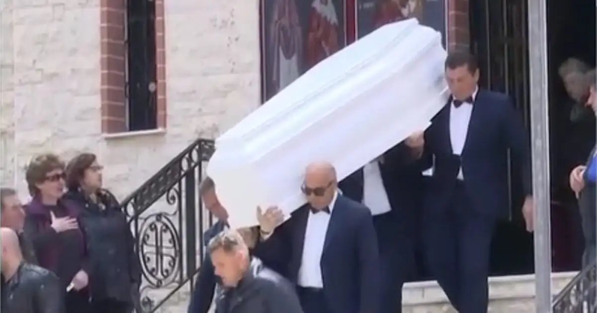 Άγιος-Δημήτριος:-Ράγισαν-καρδιές-στην-κηδεία-του-27χρονου-που-δολοφονήθηκε-στο-Πάρκο-Ασυρμάτου-–-Τραγικές-φιγούρες-οι-γονείς-του