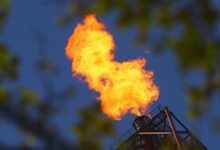 Νευρική-κίνηση-στο-πετρέλαιο,-με-το-brent-πάνω-από-τα-100-δολάρια-–-«Ζυγίζουν»-τα-νέα-από-τις-ειρηνευτικές-συνομιλίες-οι-επενδυτές