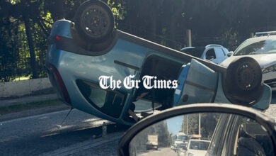 Σοβαρό-τροχαίο-στη-Θεσσαλονίκη-με-μία-τραυματία:-Σύγκρουση-δύο-αυτοκινήτων,-αναποδογύρισε-το-ένα