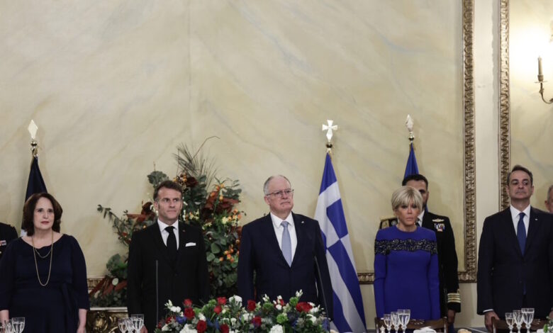 «Μέσα»-στο-προεδρικό-μέγαρο-στο-επίσημο-δείπνο-προς-τιμήν-του-Εμανουέλ-Μακρόν