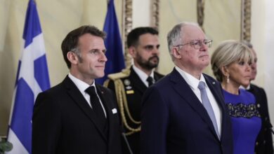 Μακρόν-στην-Αθήνα:-Το-«Ελλάς,-Γαλλία,-συμμαχία»-στα-ελληνικά,-η-πρόποση-Τασούλα-και-το-δείπνο-–-«Μην-ξεχάσετε-ποτέ-πως-οι-Γάλλοι-σας-αγαπούν»