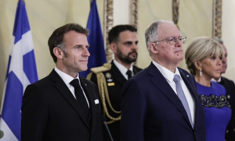 Μακρόν-στην-Αθήνα:-Το-«Ελλάς,-Γαλλία,-συμμαχία»-στα-ελληνικά,-η-πρόποση-Τασούλα-και-το-δείπνο-–-«Μην-ξεχάσετε-ποτέ-πως-οι-Γάλλοι-σας-αγαπούν»