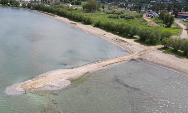 Ωρωπός:-Πέταξαν-μπάζα-στην-λιμνοθάλασσα-natura-και-έφτιαξαν-δρόμο-60-μέτρων-–-Μηνύσεις-από-τον-δήμο