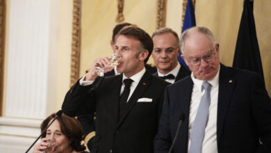 Δείπνο-για-τον-Εμανουέλ-Μακρόν-στο-Προεδρικό-Μέγαρο:-Ο-Νίκος-Αλιάγας,-η-Μπριζίτ-και-η-κόρη-του-Κυριάκου-Μητσοτάκη