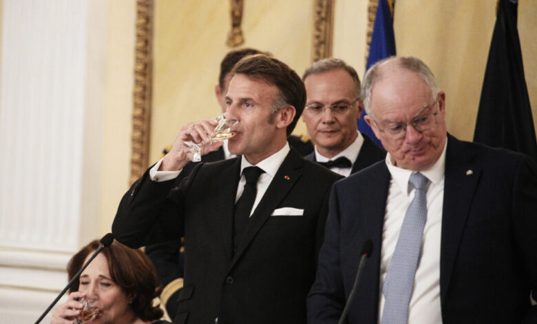 Δείπνο-για-τον-Εμανουέλ-Μακρόν-στο-Προεδρικό-Μέγαρο:-Ο-Νίκος-Αλιάγας,-η-Μπριζίτ-και-η-κόρη-του-Κυριάκου-Μητσοτάκη