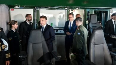 Κυριάκος-Μητσοτάκης-–-Εμανουέλ-Μακρόν:-Εντυπωσιακές-εικόνες-από-την-επίσκεψη-στη-φρεγάτα-«Κίμων»
