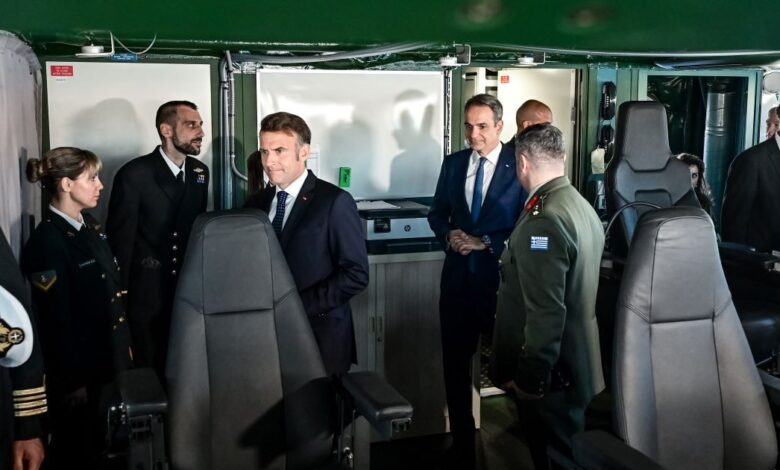 Κυριάκος-Μητσοτάκης-–-Εμανουέλ-Μακρόν:-Εντυπωσιακές-εικόνες-από-την-επίσκεψη-στη-φρεγάτα-«Κίμων»