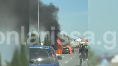 Λάρισα:-Αυτοκίνητο-τυλίχθηκε-στις-φλόγες-στη-μέση-του-δρόμου-–-Δείτε-βίντεο