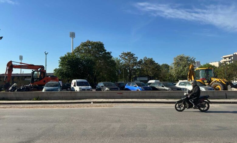 Τρίκαλα:-Δημόσιο-πάρκινγκ-υπό-κατάληψη