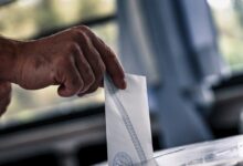 Δημοσκόπηση-gpo:-Στο-29,6%-η-ΝΔ,-μικρή-άνοδος-για-το-ΠΑΣΟΚ-και-στο-17,2%-οι-αναποφάσιστοι-–-Τι-καταγράφουν-Τσίπρας-και-Καρυστιανού