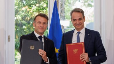 Η-ανάρτηση-του-Μακρόν-με-τον-Μητσοτάκη-υπό-τους-ήχους-του-«Εγώ-κι-εσύ-μαζί»