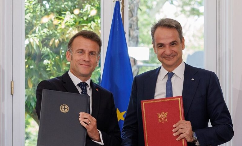 Η-ανάρτηση-του-Μακρόν-με-τον-Μητσοτάκη-υπό-τους-ήχους-του-«Εγώ-κι-εσύ-μαζί»