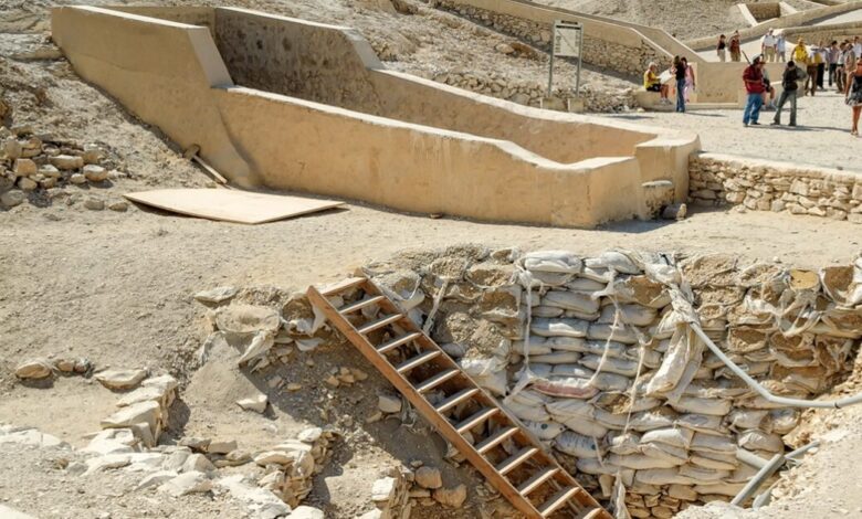 Αίγυπτος:-Όταν-ο-εκλιπών-είναι-φιλαναγνώστης-και-επιθυμεί-να-πάρει-μαζί-του-στην-αιώνια-ζωή-την-Ιλιάδα-του-Ομήρου