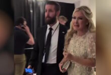 Πυροβολισμοί-στο-δείπνο-ανταποκριτών:-Με-λυγμούς-απομακρύνθηκε-η-χήρα-του-Τσάρλι-Κερκ-–-Ξύπνησαν-μνήμες-από-τη-δολοφονία-του-συζύγου-της