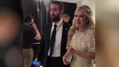 Πυροβολισμοί-στο-δείπνο-ανταποκριτών:-Με-λυγμούς-απομακρύνθηκε-η-χήρα-του-Τσάρλι-Κερκ-–-Ξύπνησαν-μνήμες-από-τη-δολοφονία-του-συζύγου-της