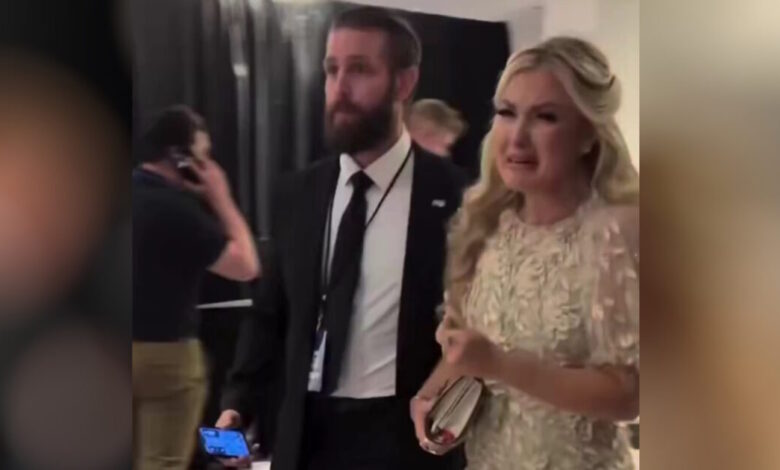 Πυροβολισμοί-στο-δείπνο-ανταποκριτών:-Με-λυγμούς-απομακρύνθηκε-η-χήρα-του-Τσάρλι-Κερκ-–-Ξύπνησαν-μνήμες-από-τη-δολοφονία-του-συζύγου-της