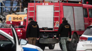 Φωτιά-σε-αυτοκίνητο-κοντά-στο-ΣΕΦ-–-Έκλεισε-η-Καραολή-Δημητρίου