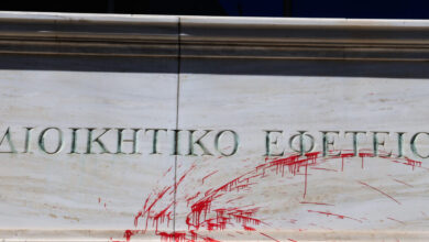 Κουκουλοφόροι-έριξαν-κόκκινη-μπογιά-στο-Εφετείο-Αθηνών-και-έσπασαν-με-βαριοπούλες-τις-τζαμαρίες