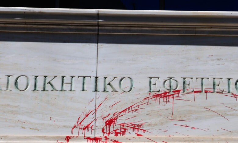 Κουκουλοφόροι-έριξαν-κόκκινη-μπογιά-στο-Εφετείο-Αθηνών-και-έσπασαν-με-βαριοπούλες-τις-τζαμαρίες