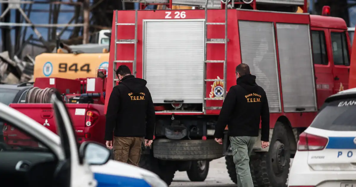Φωτιά-σε-αυτοκίνητο-κοντά-στο-ΣΕΦ-–-Έκλεισε-η-Καραολή-Δημητρίου