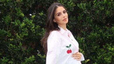 Αλεξάνδρα-Νίκα:-Ποζάρει-στον-κήπο-του-σπιτιού-της-με-φουσκωμένη-κοιλίτσα,-στον-7ο-μήνα-της-εγκυμοσύνης-της