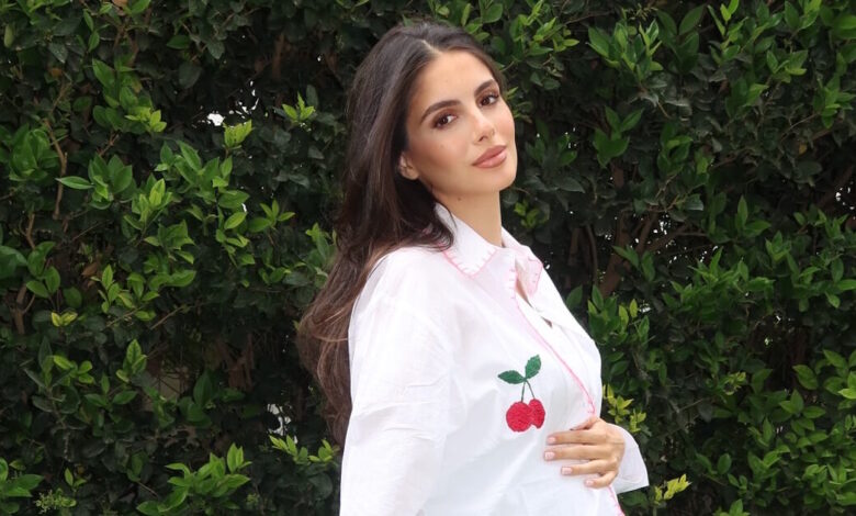 Αλεξάνδρα-Νίκα:-Ποζάρει-στον-κήπο-του-σπιτιού-της-με-φουσκωμένη-κοιλίτσα,-στον-7ο-μήνα-της-εγκυμοσύνης-της