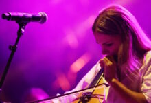 Γεωργία-Νταγάκη:-Η-μουσικός-που-καθήλωσε-με-τη-λύρα-της-πριν-τον-τελικό-Κυπέλλου-–-«Δεν-επιλέγουμε-τη-μοίρα-μας»