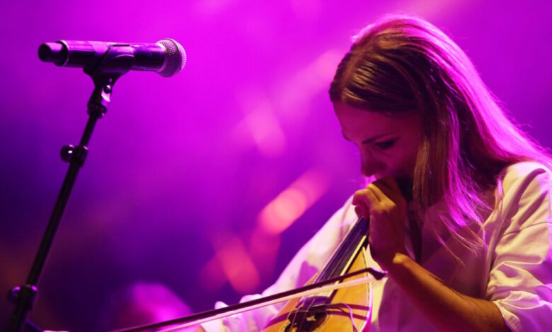 Γεωργία-Νταγάκη:-Η-μουσικός-που-καθήλωσε-με-τη-λύρα-της-πριν-τον-τελικό-Κυπέλλου-–-«Δεν-επιλέγουμε-τη-μοίρα-μας»