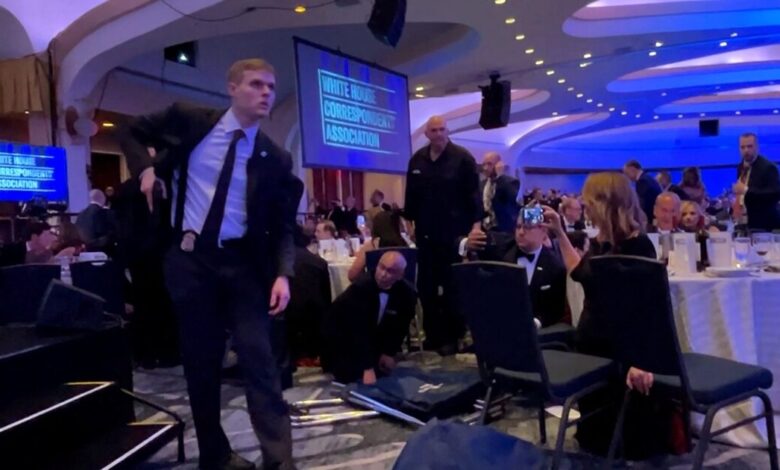 Επίθεση-στο-Χίλτον:-Τα-social-media-«αποθεώνουν»-τους-«ιππότες»-που-βοήθησαν-τις-συζύγους-τους-την-ώρα-των-πυροβολισμών