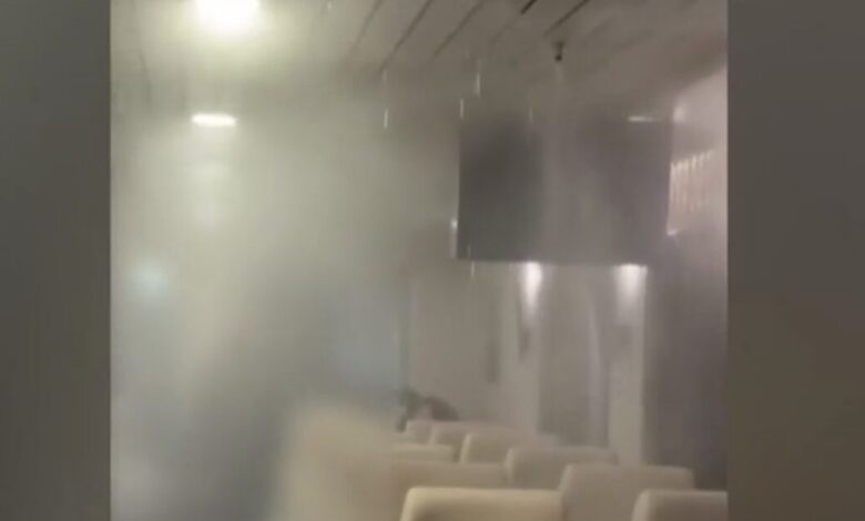 Νήσος-Σάμος:-Κατεστραμμένα-κινητά-και-ζημιές-από-την-«πλάκα»-επιβάτη-να-ανάψει-τσιγάρο